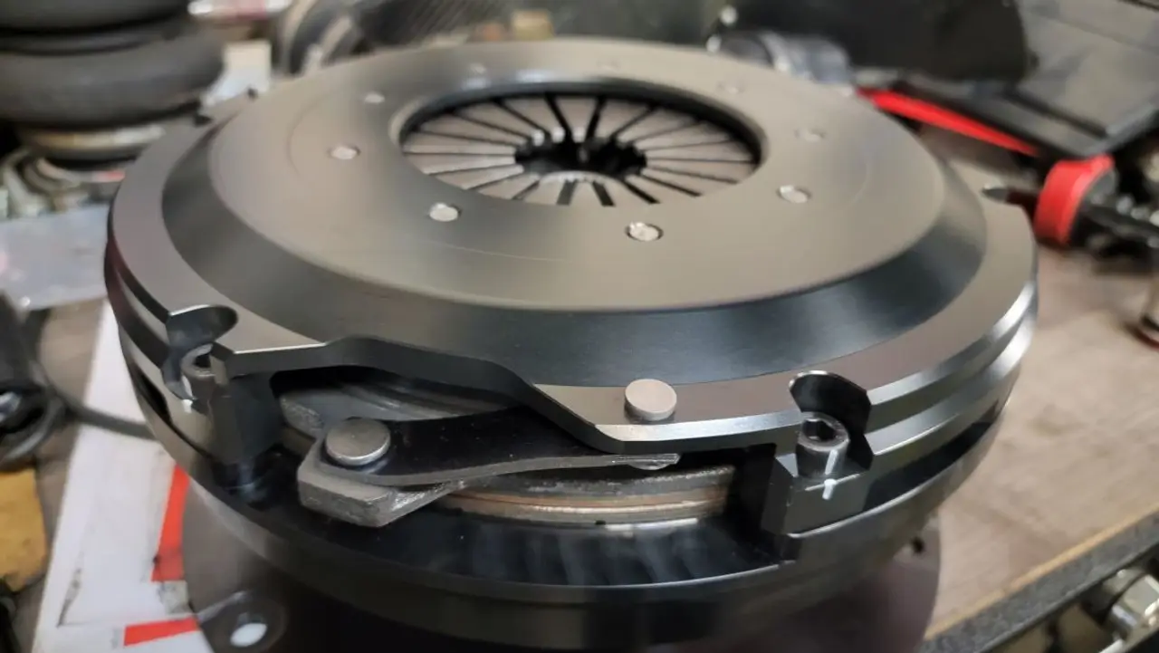 embreagem cerâmica vs. orgânica