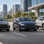 Carros automáticos modernos circulando em avenida urbana