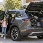 Família ao lado de SUV com porta-malas aberto preparando bagagens para viagem
