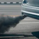 carro queimando óleo