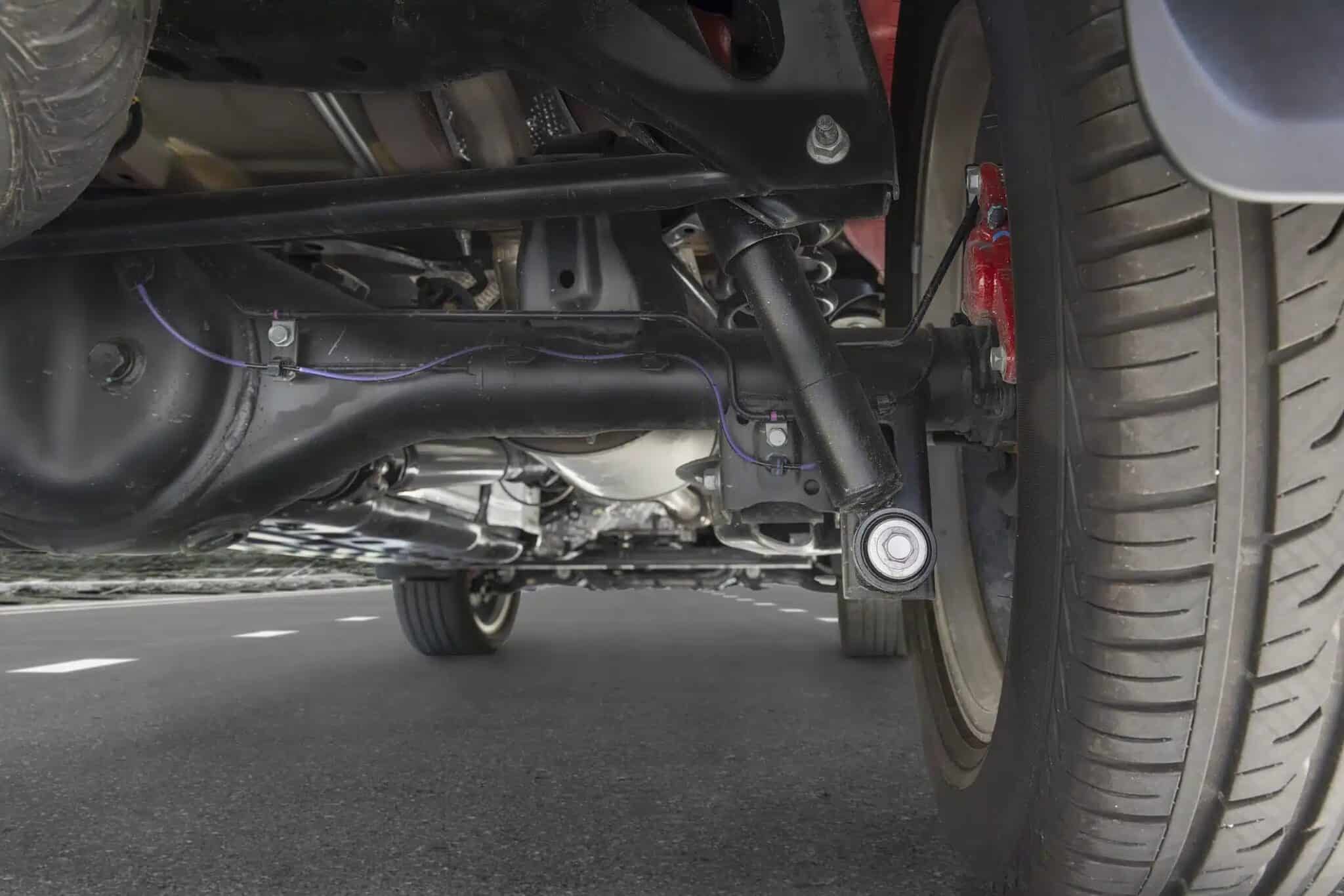 bandeja de suspensão empenada