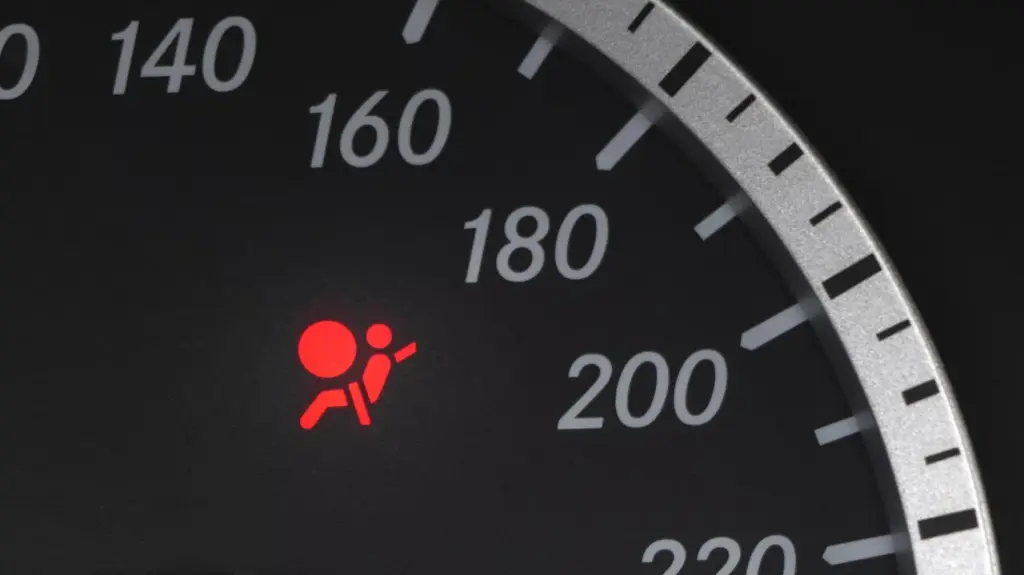 Luz do Airbag Acesa: Causas, Se Pode Dirigir e Quanto Custa Resolver