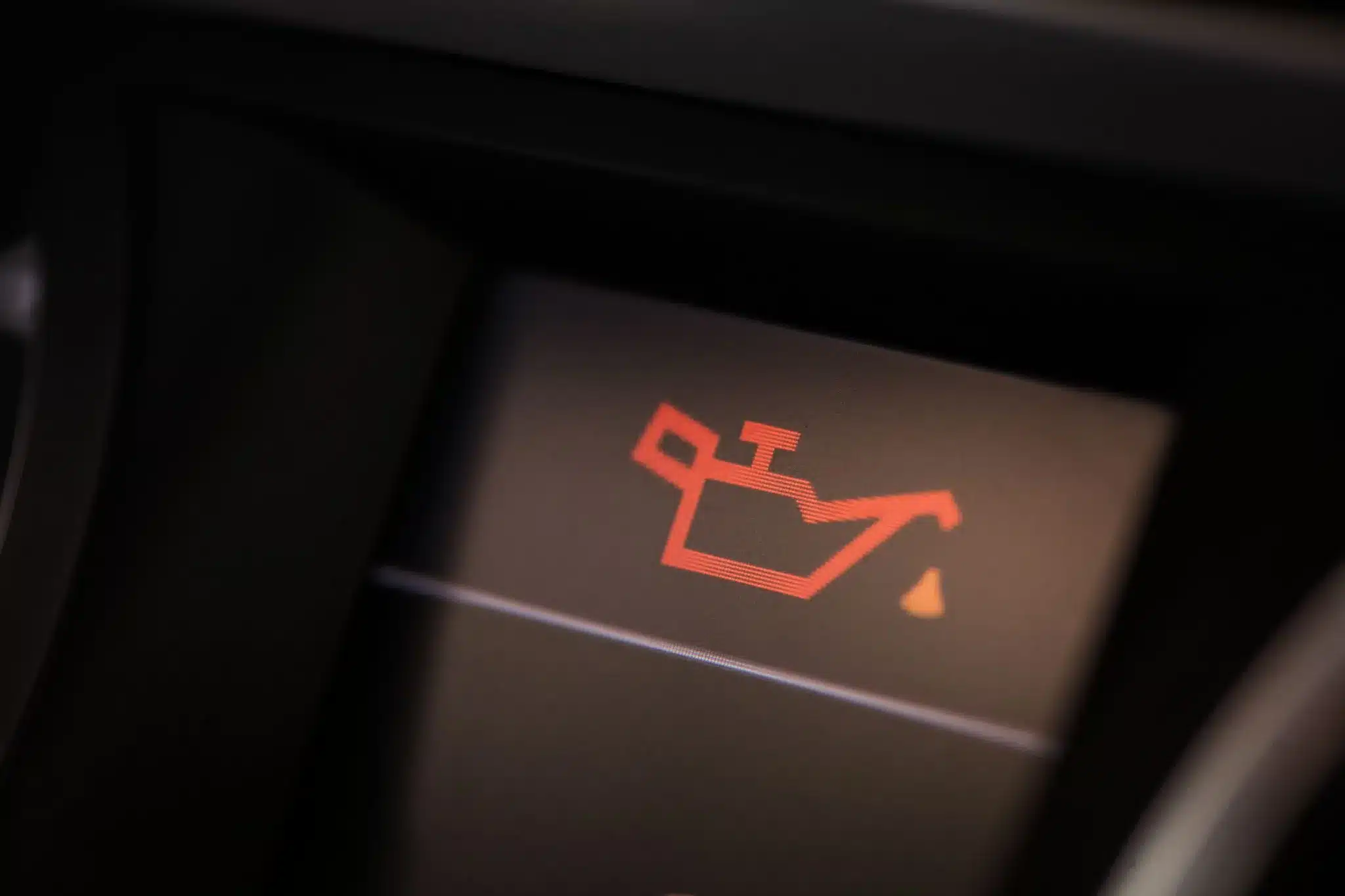 Luz do Óleo Acesa: O Que Significa, Principais Causas e Como Agir na Hora