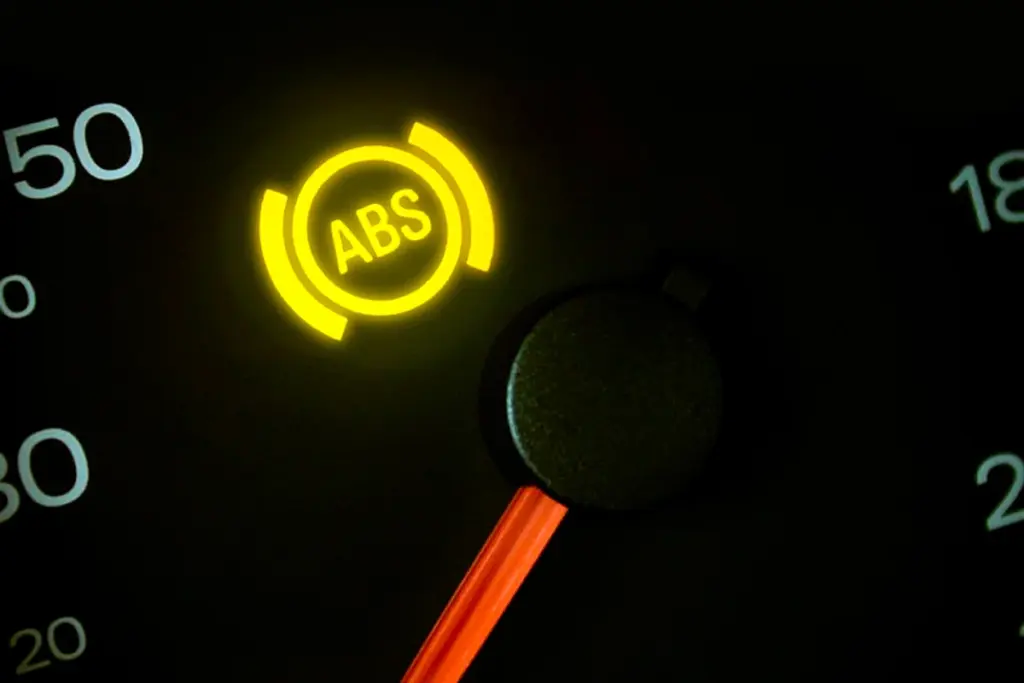 Luz de ABS Acesa no Painel: O Que Isso Significa para Sua Frenagem