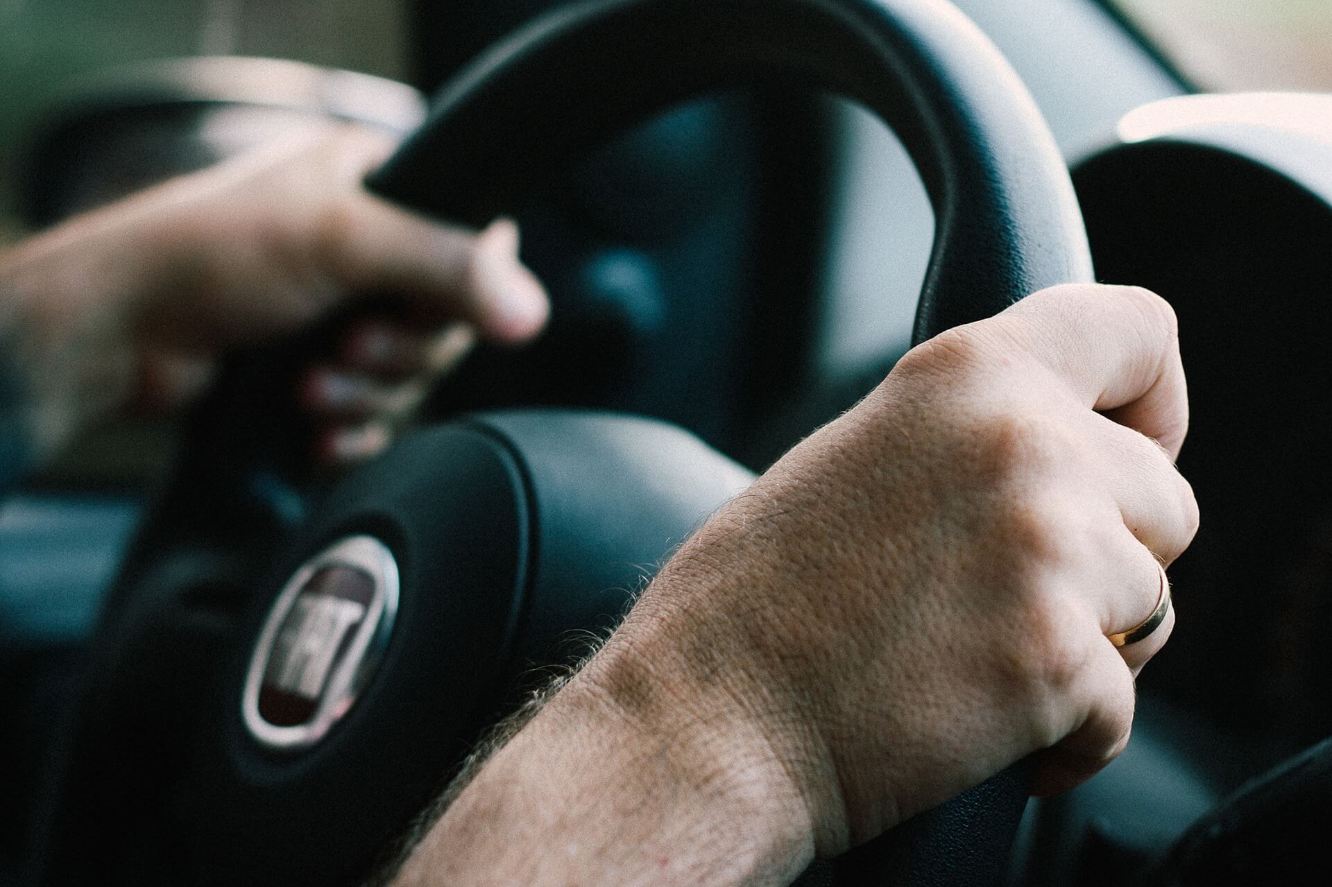 Volante Pesado em Manobras: O Que Pode Estar Errado com a Direção