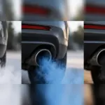 Comparação visual de fumaça branca, azul e preta saindo do escapamento de um carro
